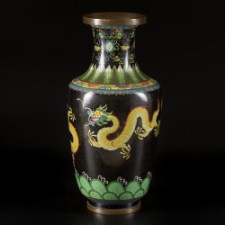 Een cloisonné vaas met drakendecor, China, eind 19e eeuw.