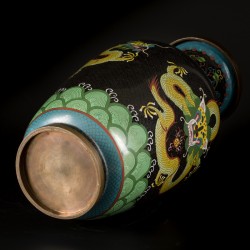 Een cloisonné vaas met drakendecor, China, eind 19e eeuw.