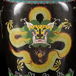 Een cloisonné vaas met drakendecor, China, eind 19e eeuw.