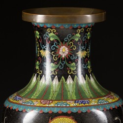 Een cloisonné vaas met drakendecor, China, eind 19e eeuw.