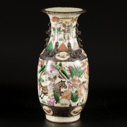 Een vaas in Nanking aardewerk gedecoreerd met figuren, China, 19e eeuw.