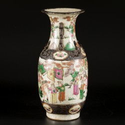 Een vaas in Nanking aardewerk gedecoreerd met figuren, China, 19e eeuw.