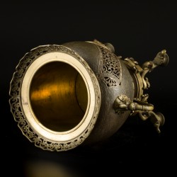 Een bronzen koro gedecoreerd met draken in medaillon, Japan, eind 19e eeuw.