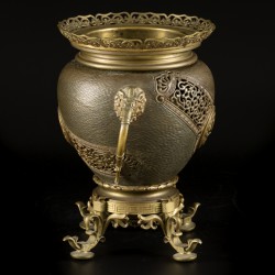 Een bronzen koro gedecoreerd met draken in medaillon, Japan, eind 19e eeuw.