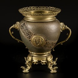Een bronzen koro gedecoreerd met draken in medaillon, Japan, eind 19e eeuw.