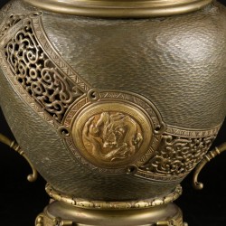 Een bronzen koro gedecoreerd met draken in medaillon, Japan, eind 19e eeuw.