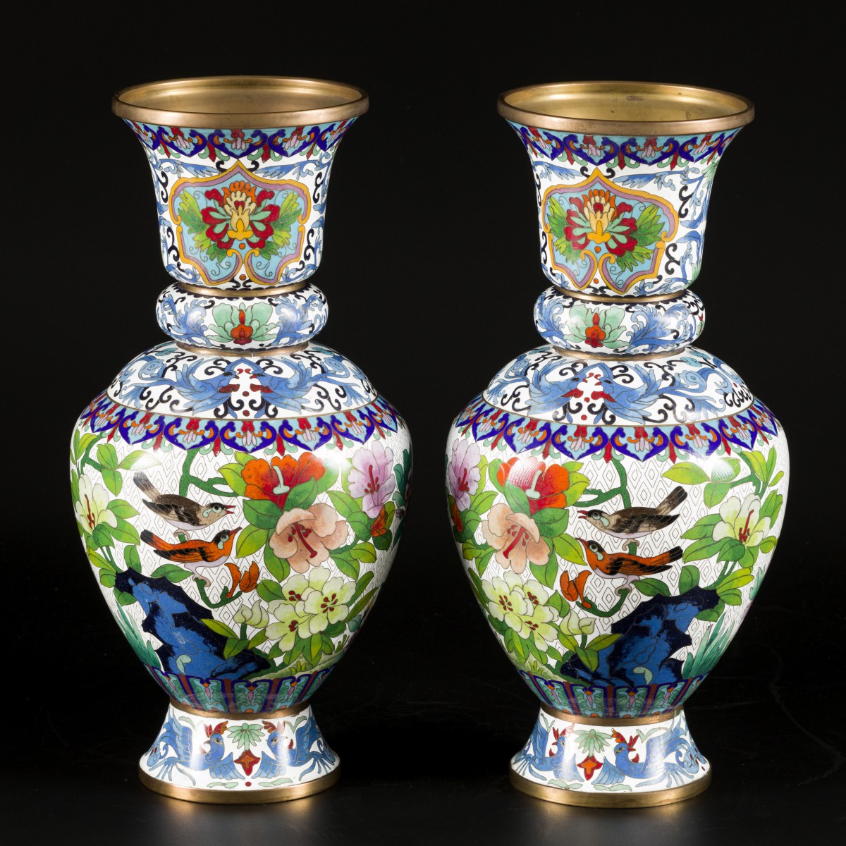 Een set van (2) cloisonné vazen gedecoreerd met bloemen en vogels, China, eind 20e eeuw.