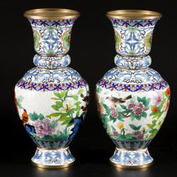 Een set van (2) cloisonné vazen gedecoreerd met bloemen en vogels, China, eind 20e eeuw.