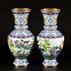 Een set van (2) cloisonné vazen gedecoreerd met bloemen en vogels, China, eind 20e eeuw.