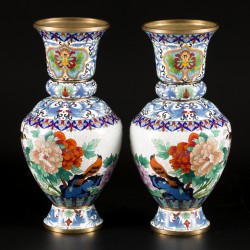 Een set van (2) cloisonné vazen gedecoreerd met bloemen en vogels, China, eind 20e eeuw.