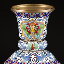 Een set van (2) cloisonné vazen gedecoreerd met bloemen en vogels, China, eind 20e eeuw.