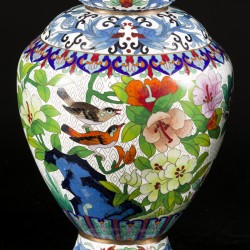 Een set van (2) cloisonné vazen gedecoreerd met bloemen en vogels, China, eind 20e eeuw.