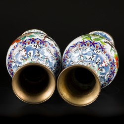 Een set van (2) cloisonné vazen gedecoreerd met bloemen en vogels, China, eind 20e eeuw.