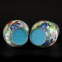 Een set van (2) cloisonné vazen gedecoreerd met bloemen en vogels, China, eind 20e eeuw.