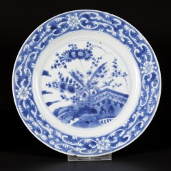 Een set van (2) porseleinen borden met floraal decor, China, Kangxi.