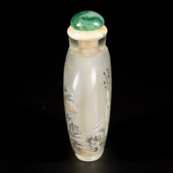 Een glazen snuff bottle met decor van  personages en een berglandschap, China, 1e helft 20e eeuw.