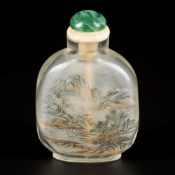 Een glazen snuff bottle met decor van  personages en een berglandschap, China, 1e helft 20e eeuw.