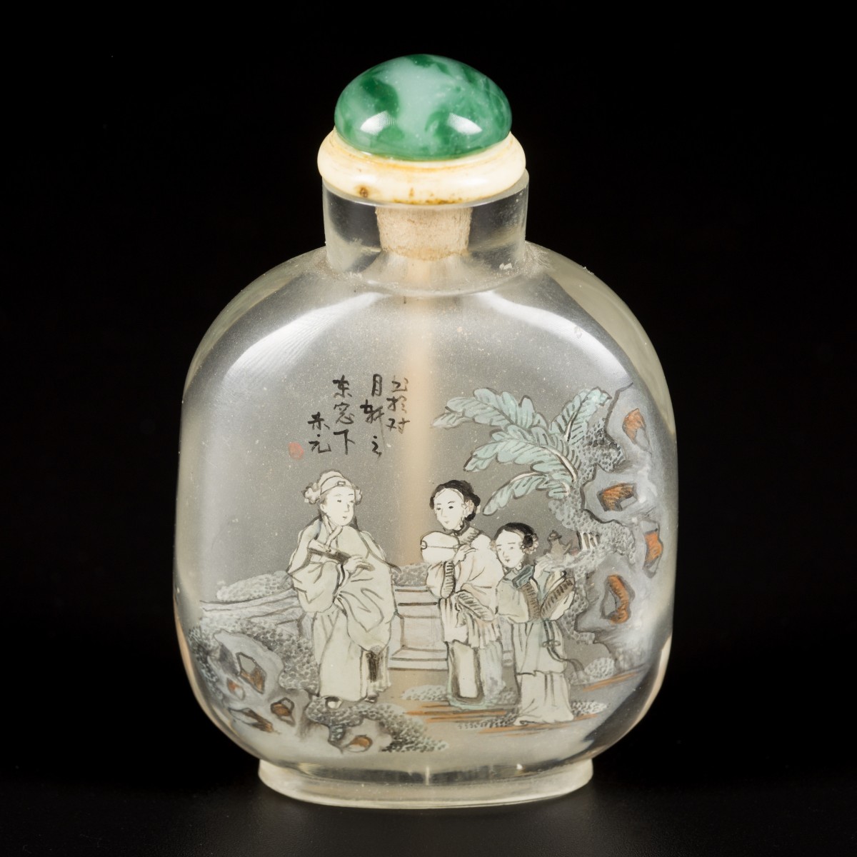 Een glazen snuff bottle met decor van  personages en een berglandschap, China, 1e helft 20e eeuw.