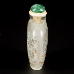 Een glazen snuff bottle met decor van  personages en een berglandschap, China, 1e helft 20e eeuw.