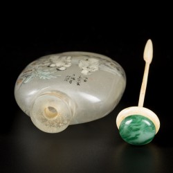 Een glazen snuff bottle met decor van  personages en een berglandschap, China, 1e helft 20e eeuw.