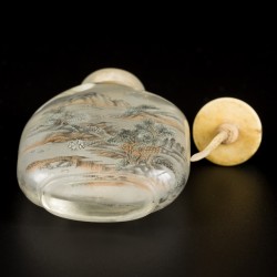 Een glazen snuff bottle met decor van  personages en een berglandschap, China, 1e helft 20e eeuw.