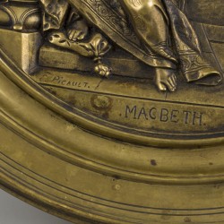 Een bronzen tazza met decor voorstellende een scène uit 'Macbeth', Engeland, ca. 1930.