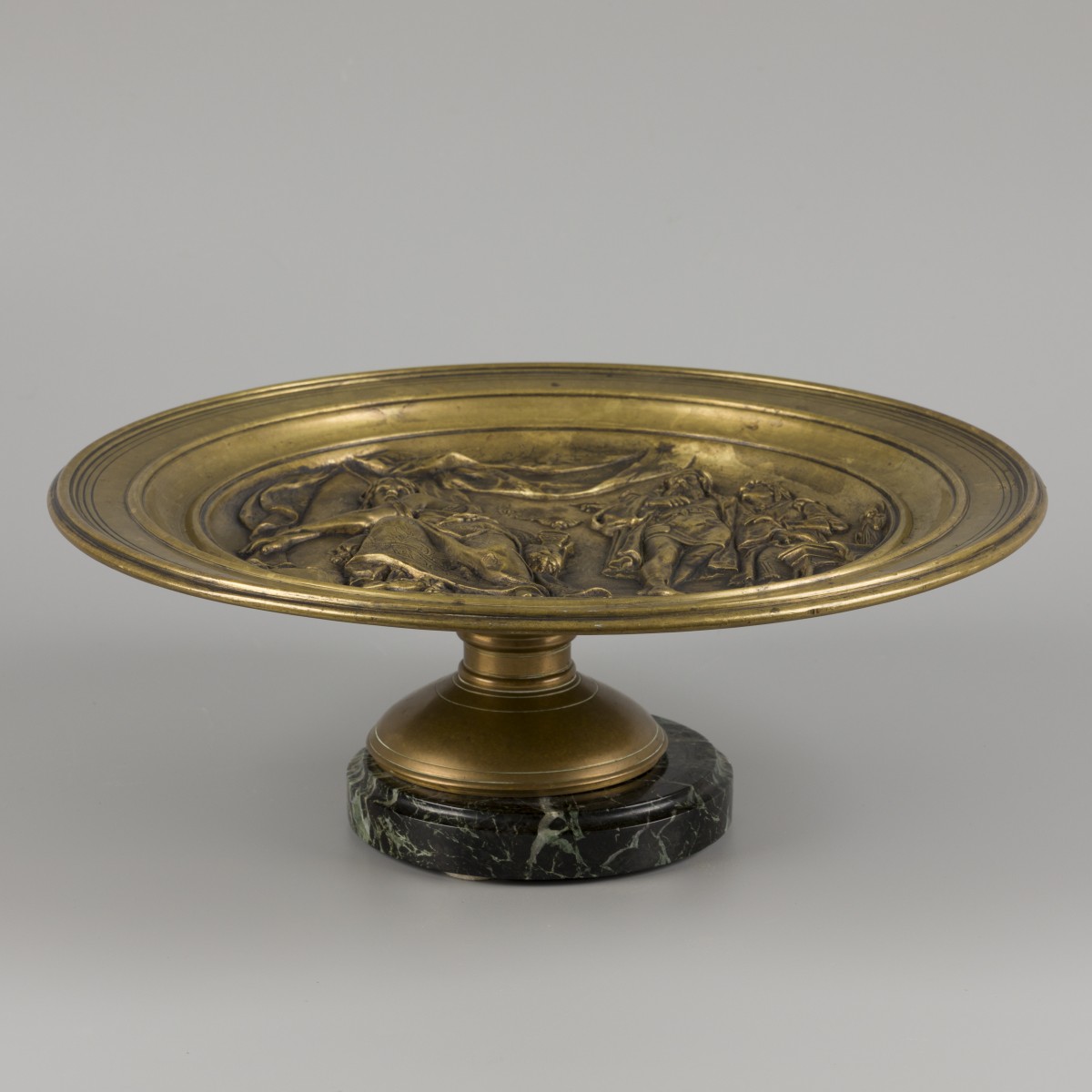 Een bronzen tazza met decor voorstellende een scène uit 'Macbeth', Engeland, ca. 1930.