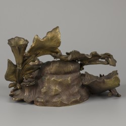 Een bronzen bureau-ornament in de vorm van een draak, Frankrijk, eind 19e eeuw.
