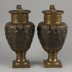 Een set van (2) bronzen Medici-stijl vazen, Italië, ca. 1900.