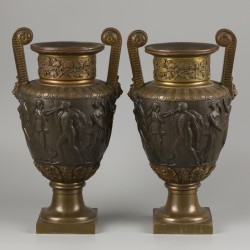 Een set van (2) bronzen Medici-stijl vazen, Italië, ca. 1900.