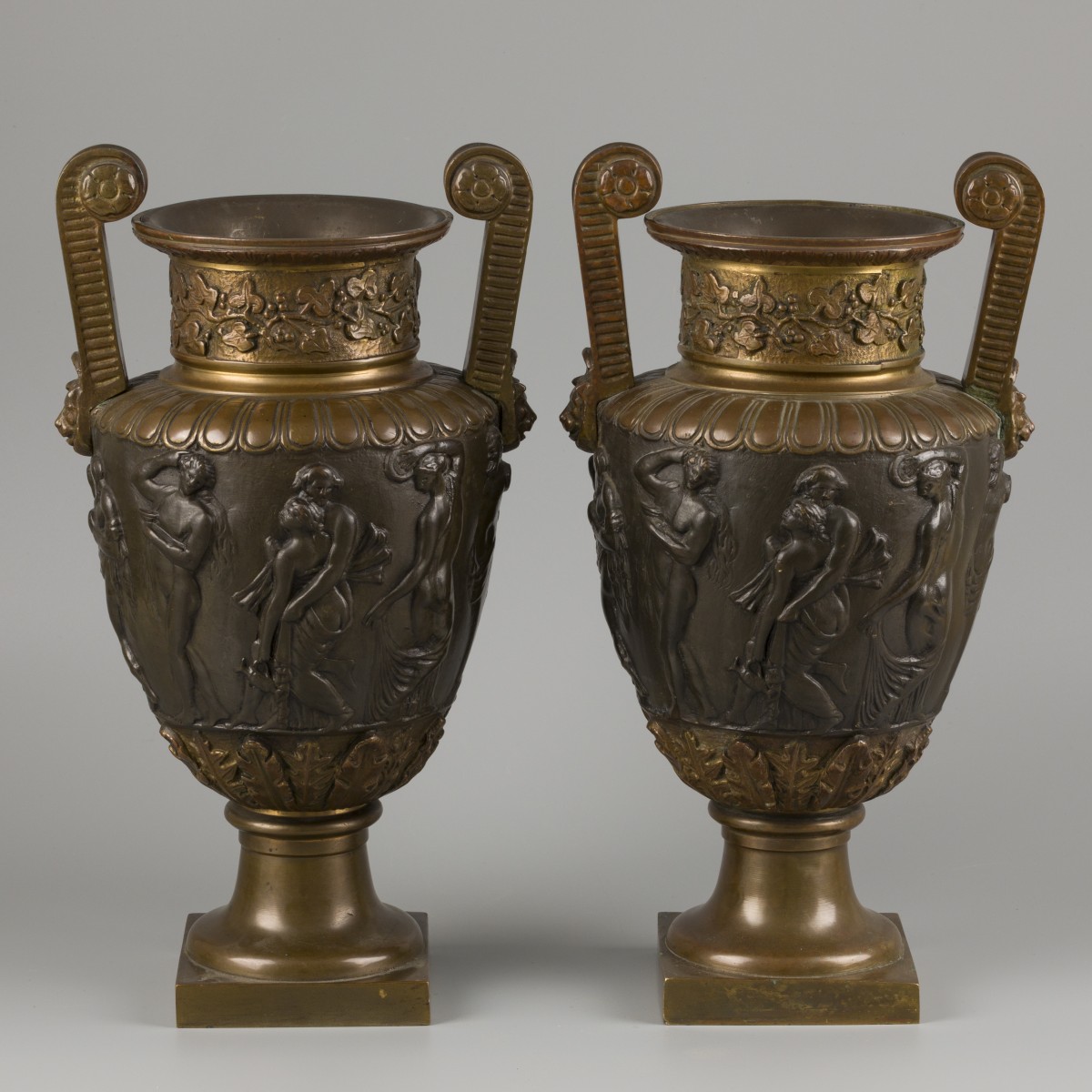 Een set van (2) bronzen Medici-stijl vazen, Italië, ca. 1900.