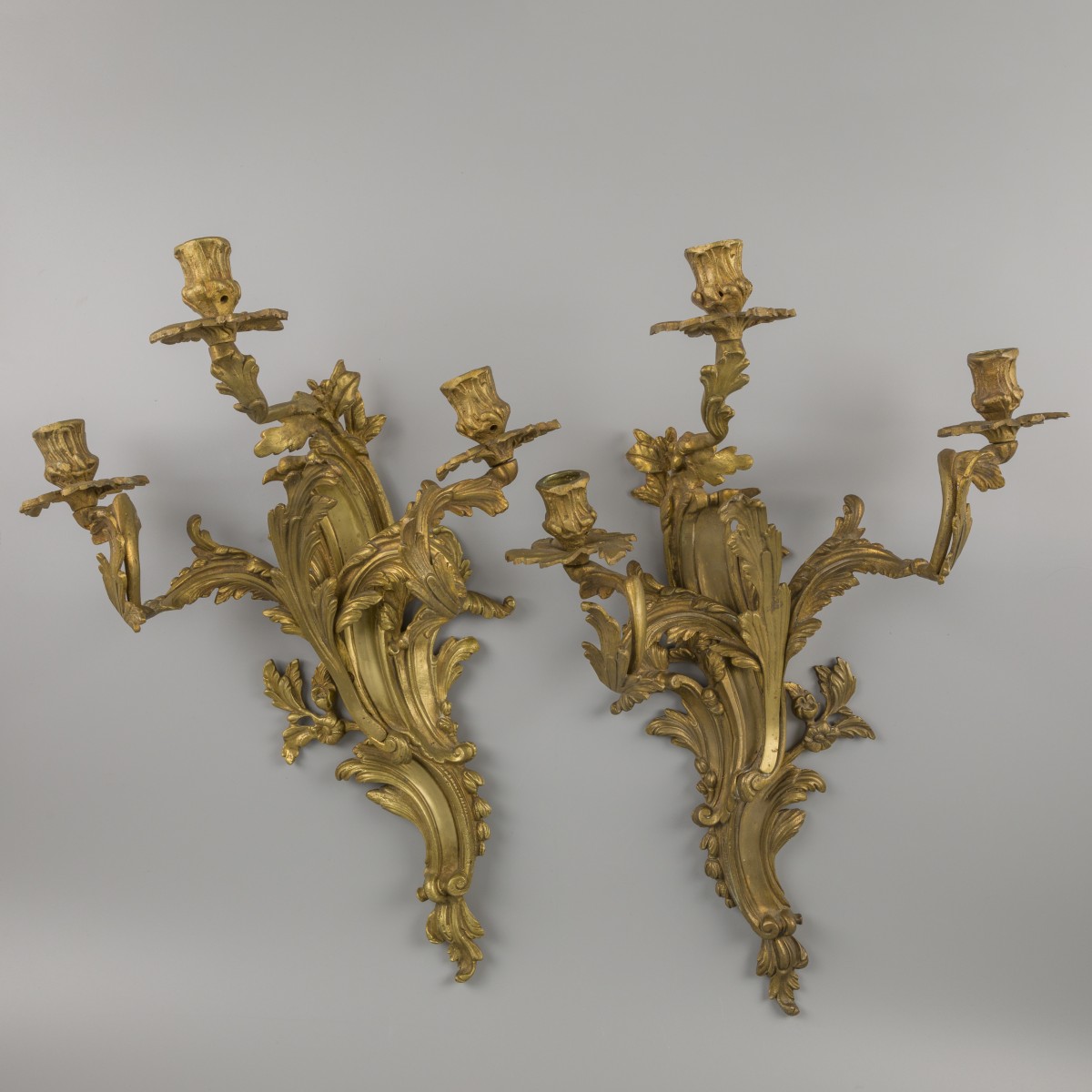 Een set van (2) bronzen symmetrische wandkandelabers in rococo-stijl, Frankrijk, ca. 1900.