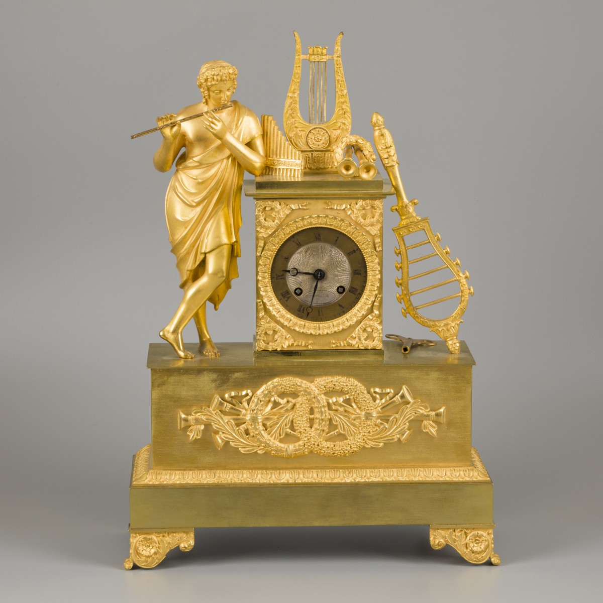 Een vuurvergulde Charles X schouwpendule met voorstelling van Orpheus, Frankrijk, ca. 1830.