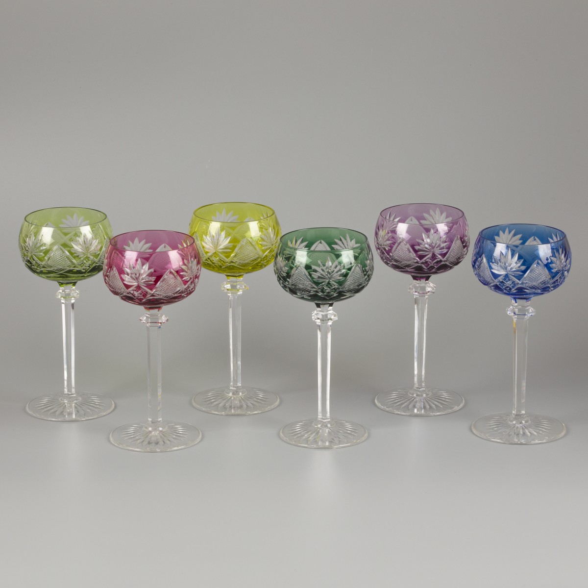Een set van (6) gekleurde kristallen Val Saint Lambert wijn roemers, België, 1e helft 20e eeuw.