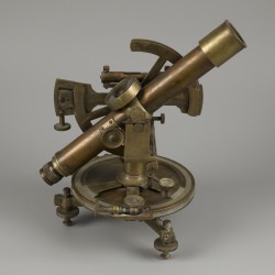 Een bronzen nivelleerinstrument met kompas (transit/ theodoliet), Duitsland, begin 20e eeuw.