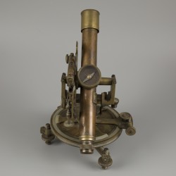 Een bronzen nivelleerinstrument met kompas (transit/ theodoliet), Duitsland, begin 20e eeuw.