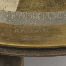 Een bronzen A. Meisner landmeetkundig nivelleerinstrument (transit/ theodoliet), Duitsland, eind 19e eeuw.