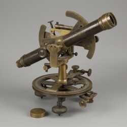 Een bronzen A. Meisner landmeetkundig nivelleerinstrument (transit/ theodoliet), Duitsland, eind 19e eeuw.