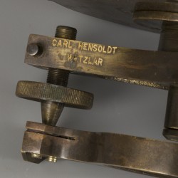 Een bronzen "Carl Hensoldt" landmeters nivelleerinstrument (transit/ theodoliet) met kompas, Duitsland, ca. 1900.
