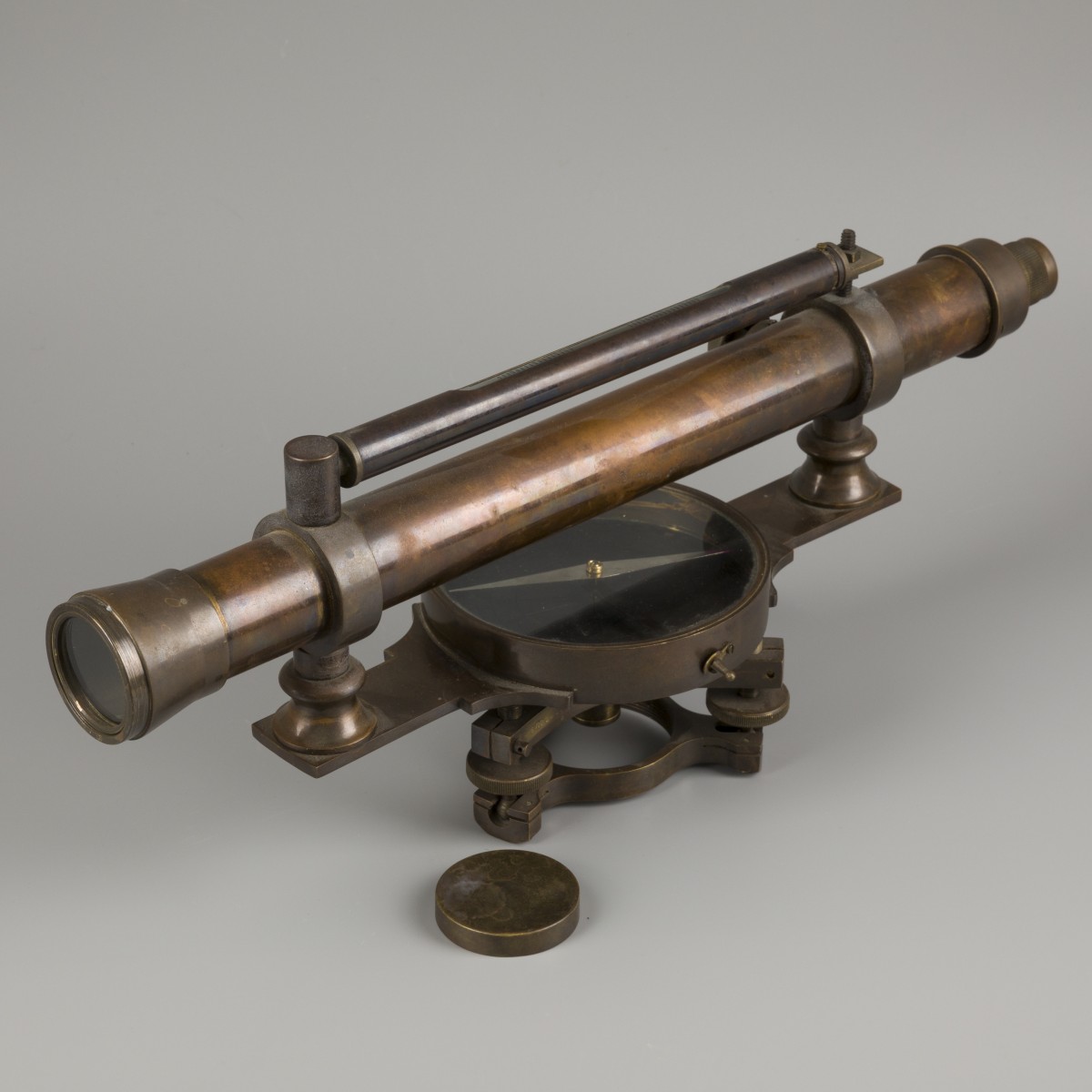 Een bronzen "Carl Hensoldt" landmeters nivelleerinstrument (transit/ theodoliet) met kompas, Duitsland, ca. 1900.