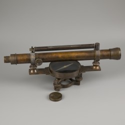 Een bronzen "Carl Hensoldt" landmeters nivelleerinstrument (transit/ theodoliet) met kompas, Duitsland, ca. 1900.