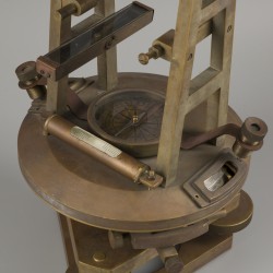 Een bronzen "F.W. Breithaupt & Sohn" landmeetkundig nivelleerinstrument (transit/ theodoliet) met kompas, Duitsland, eind 19e eeuw.