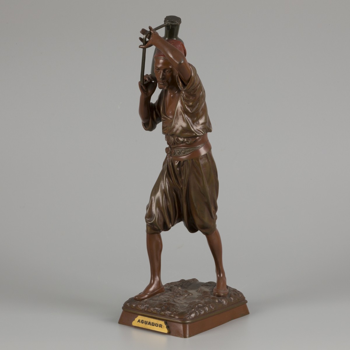 Louis-Auguste Hiolin (1846 - 1910), Een bronzen sculptuur van een waterdrager - Aguador, eind 19e eeuw.