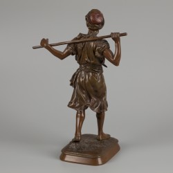 Emile Pinedo (Frankrijk, 1840-1916), Een bronzen sculptuur van een wandelende Arabier - Arabe en marche, Frankrijk, eind 19e eeuw.