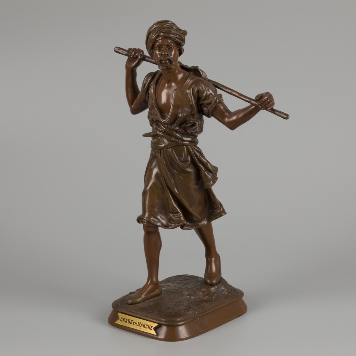 Emile Pinedo (Frankrijk, 1840-1916), Een bronzen sculptuur van een wandelende Arabier - Arabe en marche, Frankrijk, eind 19e eeuw.