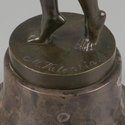 Max Valentin (1875-1931), Een bronzen figuur van een elegante dansende schoonheid, Duitsland, vroeg 20e eeuw.