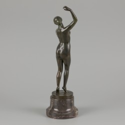 Max Valentin (1875-1931), Een bronzen figuur van een elegante dansende schoonheid, Duitsland, vroeg 20e eeuw.