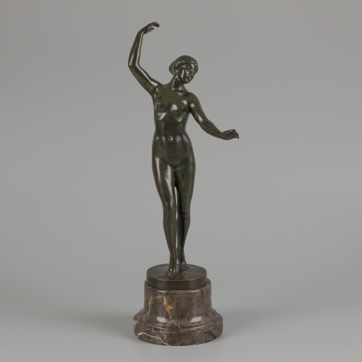 Max Valentin (1875-1931), Een bronzen figuur van een elegante dansende schoonheid, Duitsland, vroeg 20e eeuw.