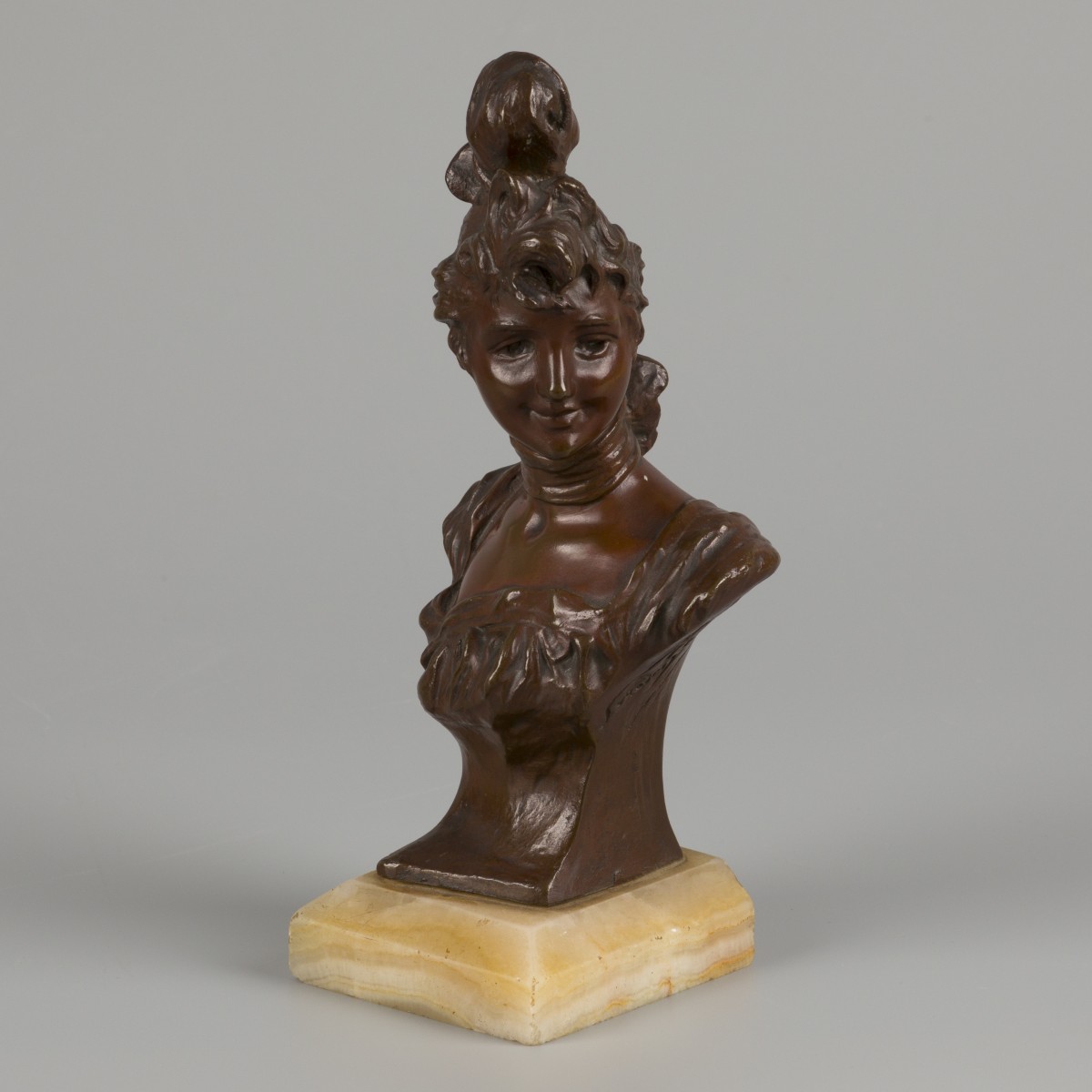 Georges van der Straeten (Gent 1856 - 1928 Gent), Art Nouveau buste van een aristocratische dame,  België,  ca. 1900.