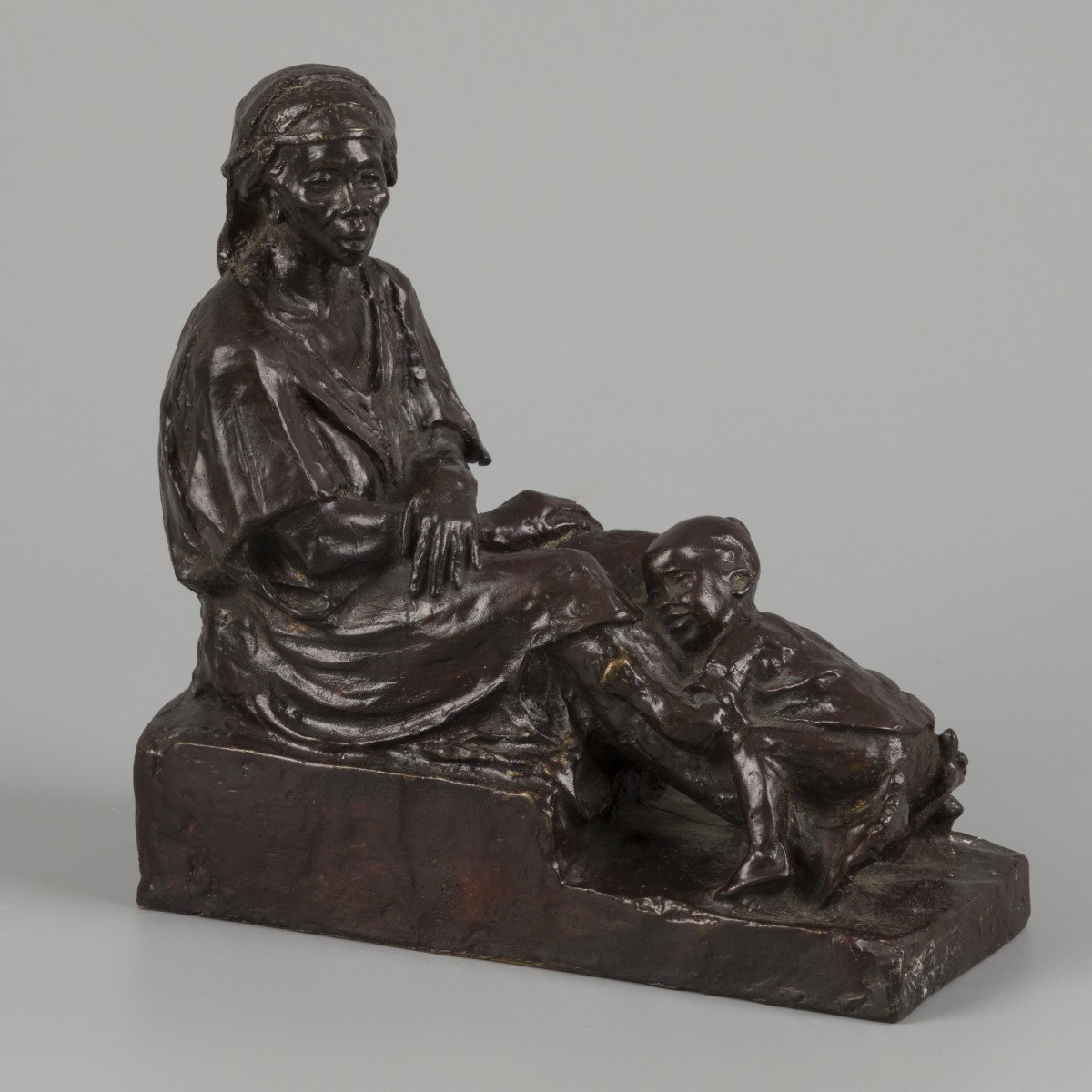 Alfredo Pina (1883 - 1966), Afrikaanse vrouw met kind, brons, Frankrijk, 1e helft 20e eeuw.